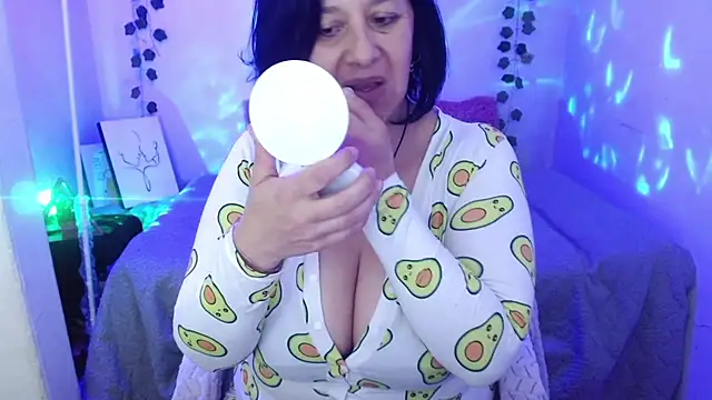 camilalatti online show from October 18, 2025, 12:24 am