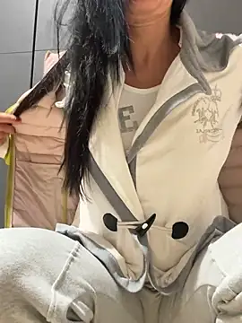 Snapshot of Luna-77 chatting on April 5, 2026, 4:31 am Luna-77 online show from April 5, 2026, 4:31 am