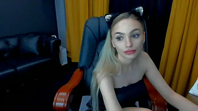 Snapshot of HaleySweet18 chatting on July 3, 2026, 10:38 pm HaleySweet18 online show from July 3, 2026, 10:38 pm