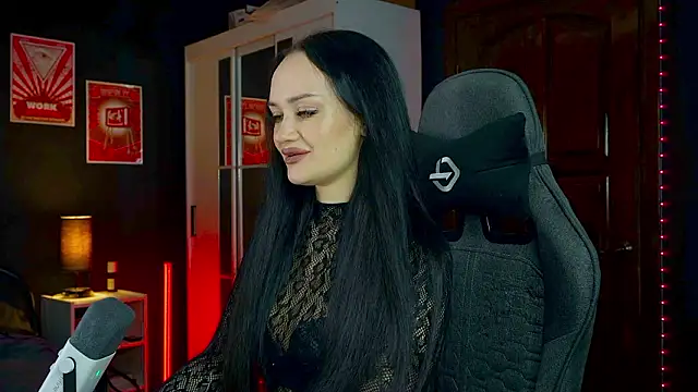 Snapshot of QueenAliss chatting on February 14, 2026, 6:21 am QueenAliss online show from February 14, 2026, 6:21 am