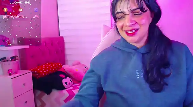 Snapshot of Vannessa__Shy chatting on December 14, 2024, 12:22 am Vannessa  Shy online show from December 14, 2024, 12:22 am