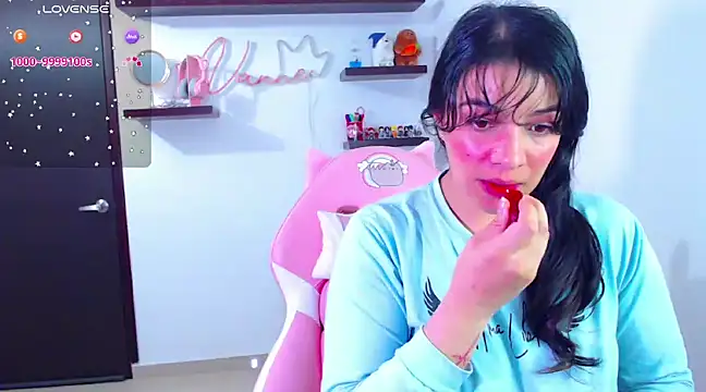 Snapshot of Vannessa__Shy chatting on February 6, 2025, 10:53 pm Vannessa  Shy online show from February 6, 2025, 10:53 pm