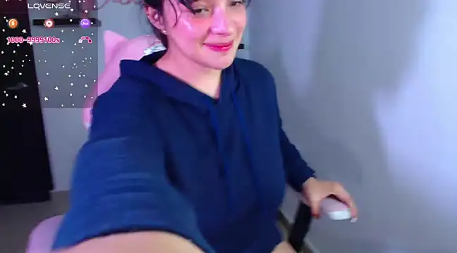 Snapshot of Vannessa__Shy chatting on February 19, 2025, 12:03 am Vannessa  Shy online show from February 19, 2025, 12:03 am