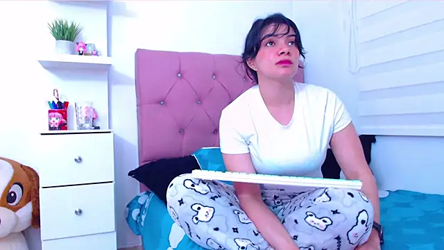 Snapshot of Vannessa__Shy chatting on September 22, 2025, 11:29 pm Vannessa  Shy online show from September 22, 2025, 11:29 pm