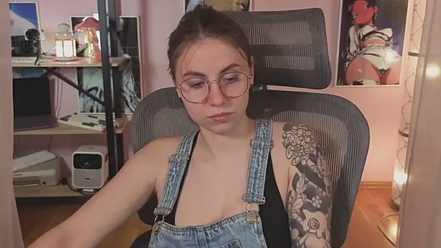 Snapshot of _AnnaStark_ chatting on July 14, 2026, 5:01 am AnnaStark online show from July 14, 2026, 5:01 am