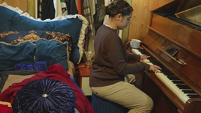 VanessaDoyle online show from September 23, 2025, 4:32 pm