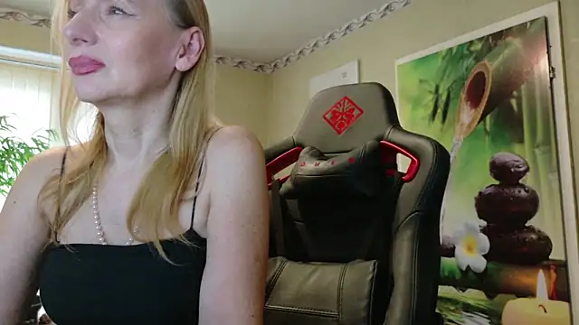 HotLana69 online show from April 13, 2026, 4:34 pm