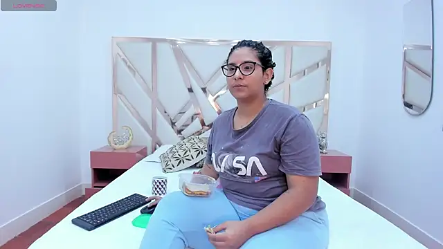 DanielleEvans  online show from February 25, 2025, 11:41 am