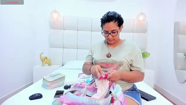 DanielleEvans  online show from February 26, 2025, 11:20 am