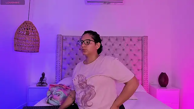 DanielleEvans  online show from March 18, 2025, 11:19 am