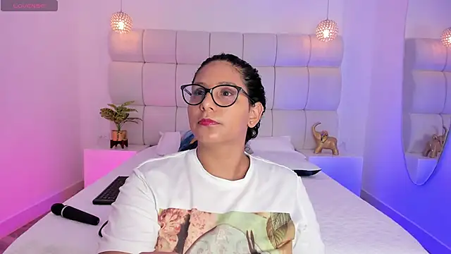 DanielleEvans  online show from September 16, 2025, 11:22 am