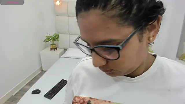 DanielleEvans  online show from October 15, 2025, 11:21 am