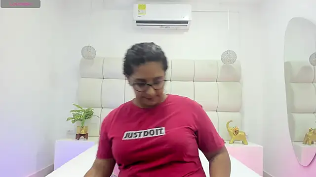 DanielleEvans  online show from November 4, 2025, 11:31 am