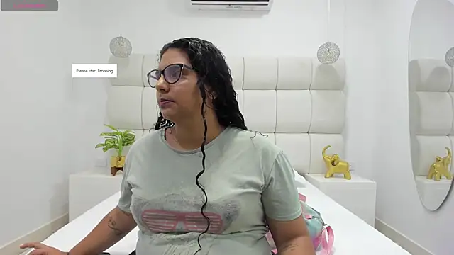 DanielleEvans  online show from November 6, 2025, 11:22 am