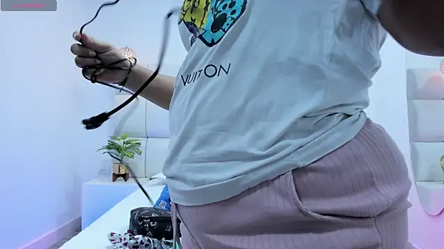 DanielleEvans  online show from November 13, 2025, 11:20 am