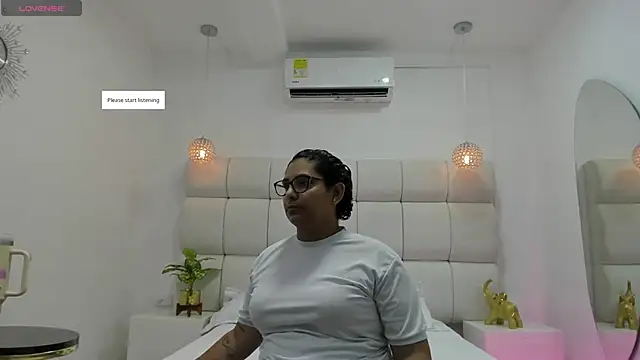 DanielleEvans  online show from November 25, 2025, 11:21 am