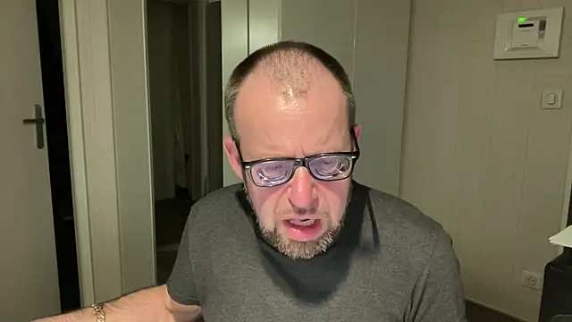 FABIOGLASSES online show from April 17, 2026, 7:50 pm