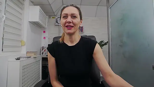 EllaMilf  online show from November 15, 2025, 4:58 pm