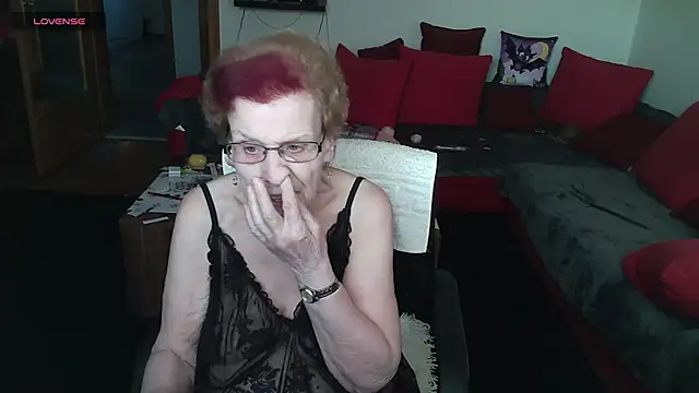 HeisseomaOriginal online show from February 3, 2025, 8:13 am