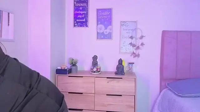 bluee hazell online show from October 2, 2025, 12:12 pm