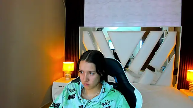 Linda4Petite online show from November 2, 2025, 12:51 pm