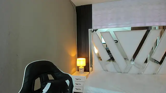 Linda4Petite online show from April 19, 2026, 1:43 pm