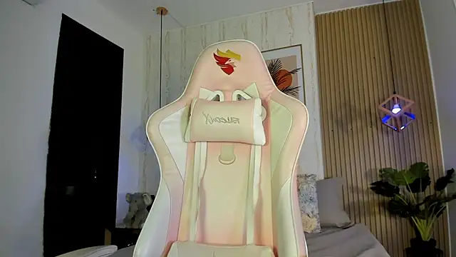 CameronCollins  online show from November 27, 2025, 7:27 pm