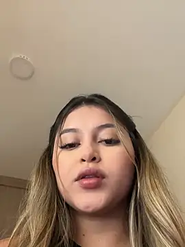 lunablossom  online show from November 30, 2025, 5:17 pm