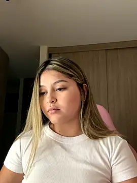 lunablossom  online show from January 7, 2026, 12:24 am