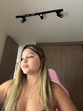 lunablossom  online show from March 25, 2026, 10:27 pm