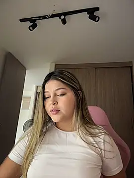 lunablossom  online show from March 27, 2026, 6:29 pm