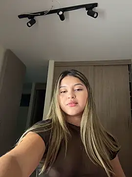 lunablossom  online show from March 31, 2026, 3:19 am