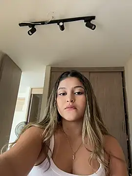 lunablossom  online show from April 9, 2026, 6:13 pm