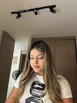 lunablossom  online show from April 10, 2026, 8:02 pm