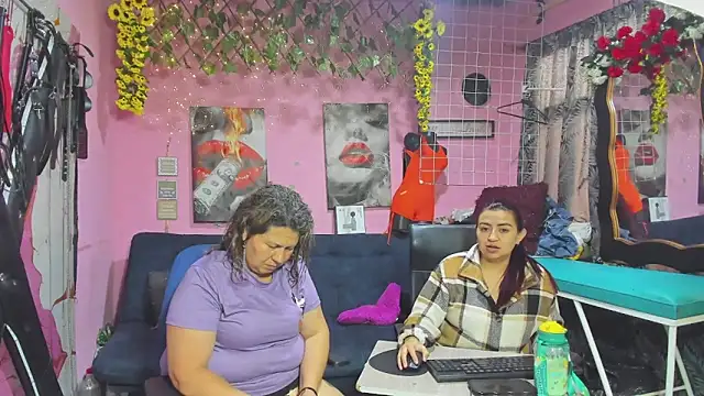 lesbiancuple online show from May 19, 2026, 12:33 pm