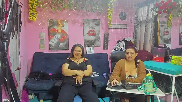 lesbiancuple online show from June 12, 2026, 12:37 pm