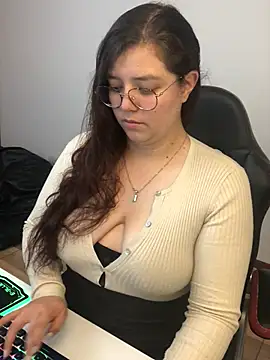 kayortiiz online show from April 14, 2026, 11:11 pm