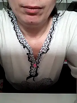 Snapshot of Moi_Lina chatting on September 22, 2025, 1:35 pm Moi Lina online show from September 22, 2025, 1:35 pm