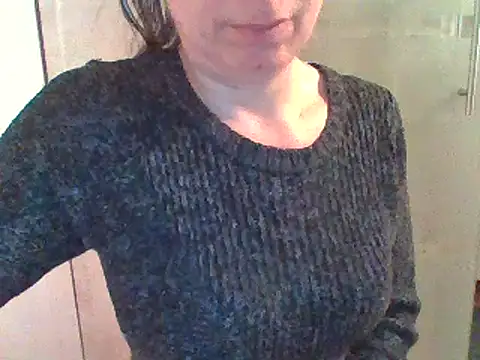 Snapshot of Moi_Lina chatting on October 26, 2025, 10:58 pm Moi Lina online show from October 26, 2025, 10:58 pm