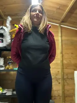 DaisyVibesss online show from December 8, 2024, 4:18 pm