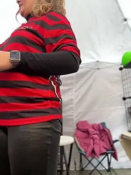 DaisyVibesss online show from February 23, 2025, 4:13 pm