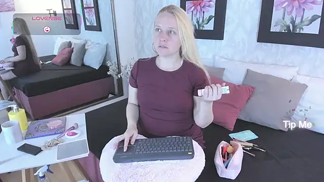 EmilySumer online show from September 28, 2025, 3:34 am