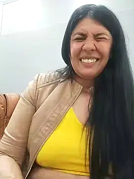 aisha latina online show from February 11, 2025, 8:42 pm