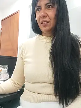 aisha latina online show from September 15, 2025, 2:17 pm