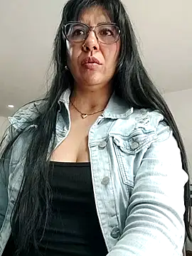 aisha latina online show from November 10, 2025, 4:50 pm