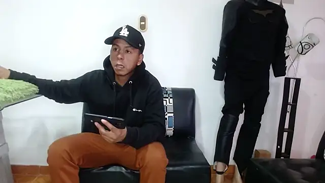 Snapshot of Black_hot266 chatting on February 4, 2026, 4:02 pm Black hot266 online show from February 4, 2026, 4:02 pm