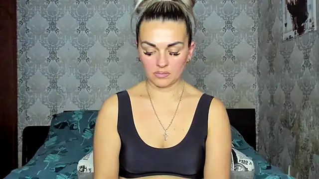 NicoletMoore online show from December 17, 2025, 8:37 pm