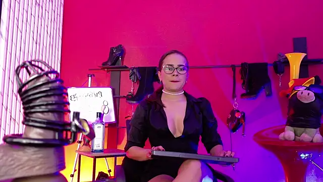 MistressSlut1 online show from July 6, 2026, 11:29 am