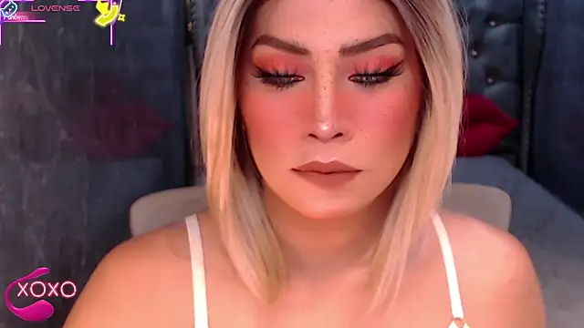 Snapshot of QUEEN_GIAMOORE69 chatting on September 24, 2025, 7:28 pm QUEEN GIAMOORE69 online show from September 24, 2025, 7:28 pm