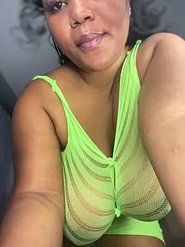 Snapshot of Hyra_Ari chatting on May 5, 2026, 7:49 am Hyra Ari online show from May 5, 2026, 7:49 am